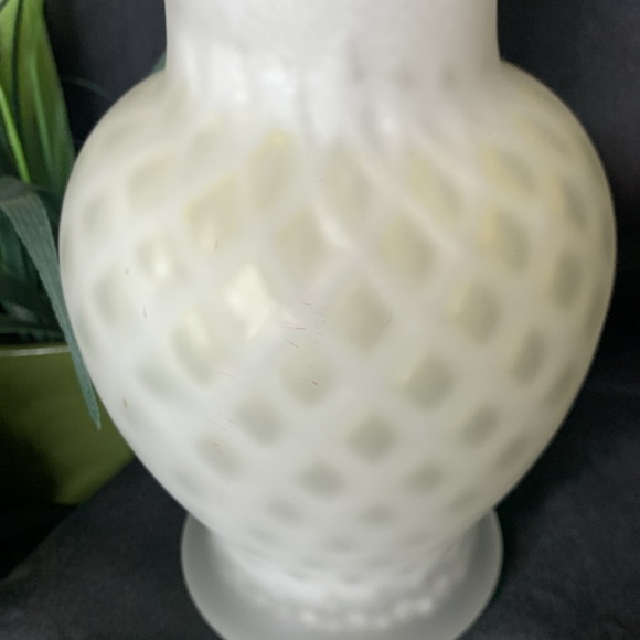 Vintage creamy white satin glass vase made by Larry Lasko for Mikasa - Picture 3 of 9